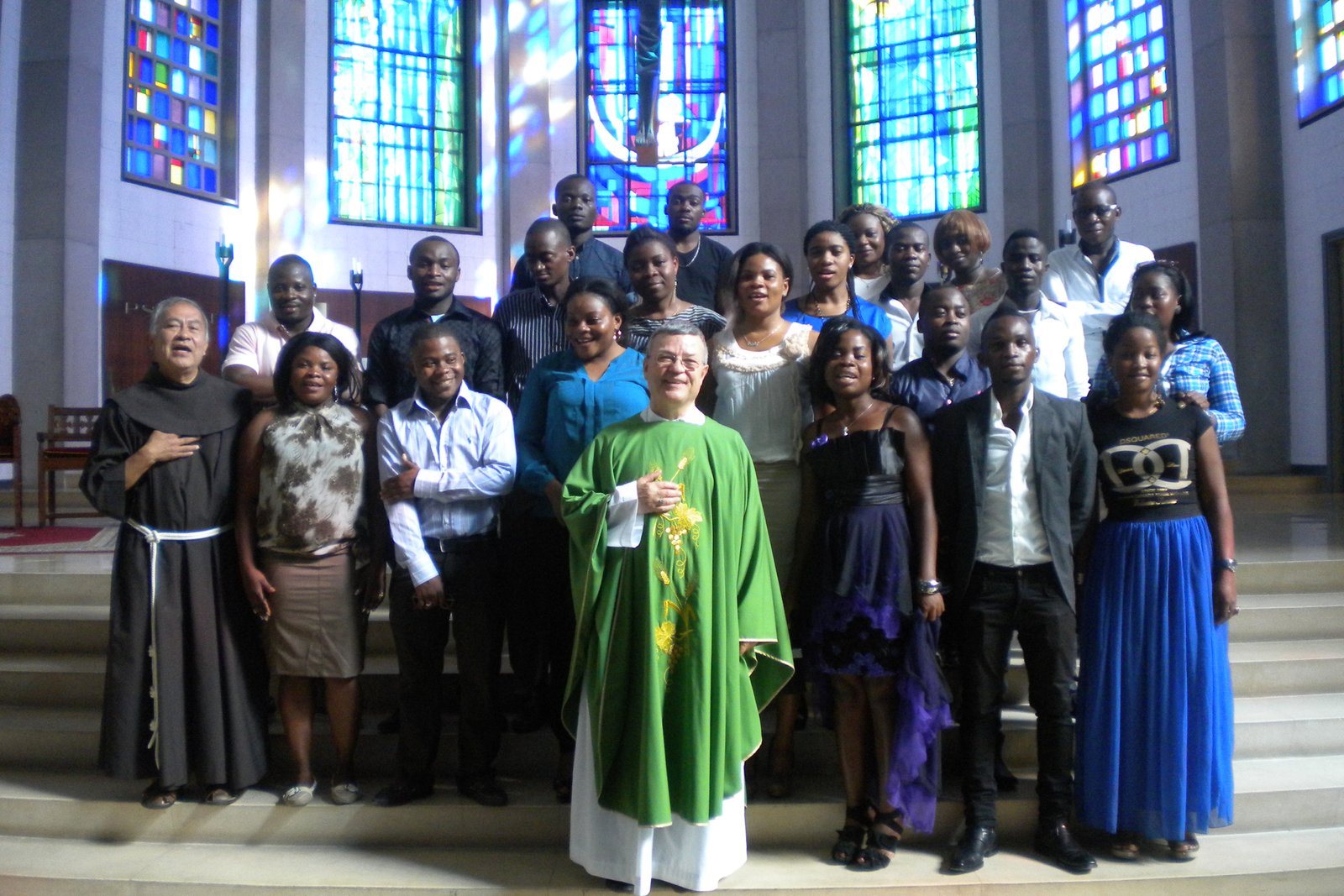 8. Mons. Santiago y el P. Martín con los estudiantes de Guinea Ecuatorial