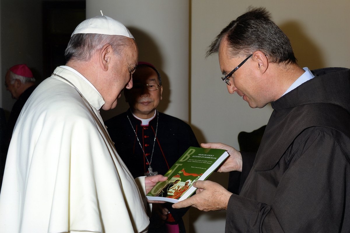 El Papa Francisco recibe el libro sobre los Franciscanos y Sultanes en Marruecos