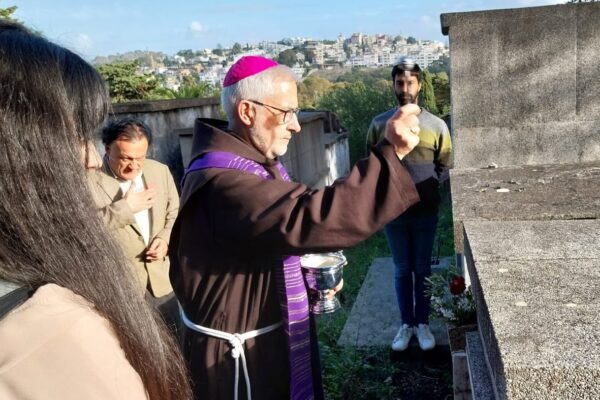 Rezando por nuestros fieles difuntos