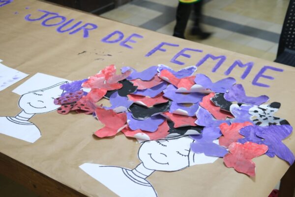 Por las mujeres, “con la mano en el corazón”