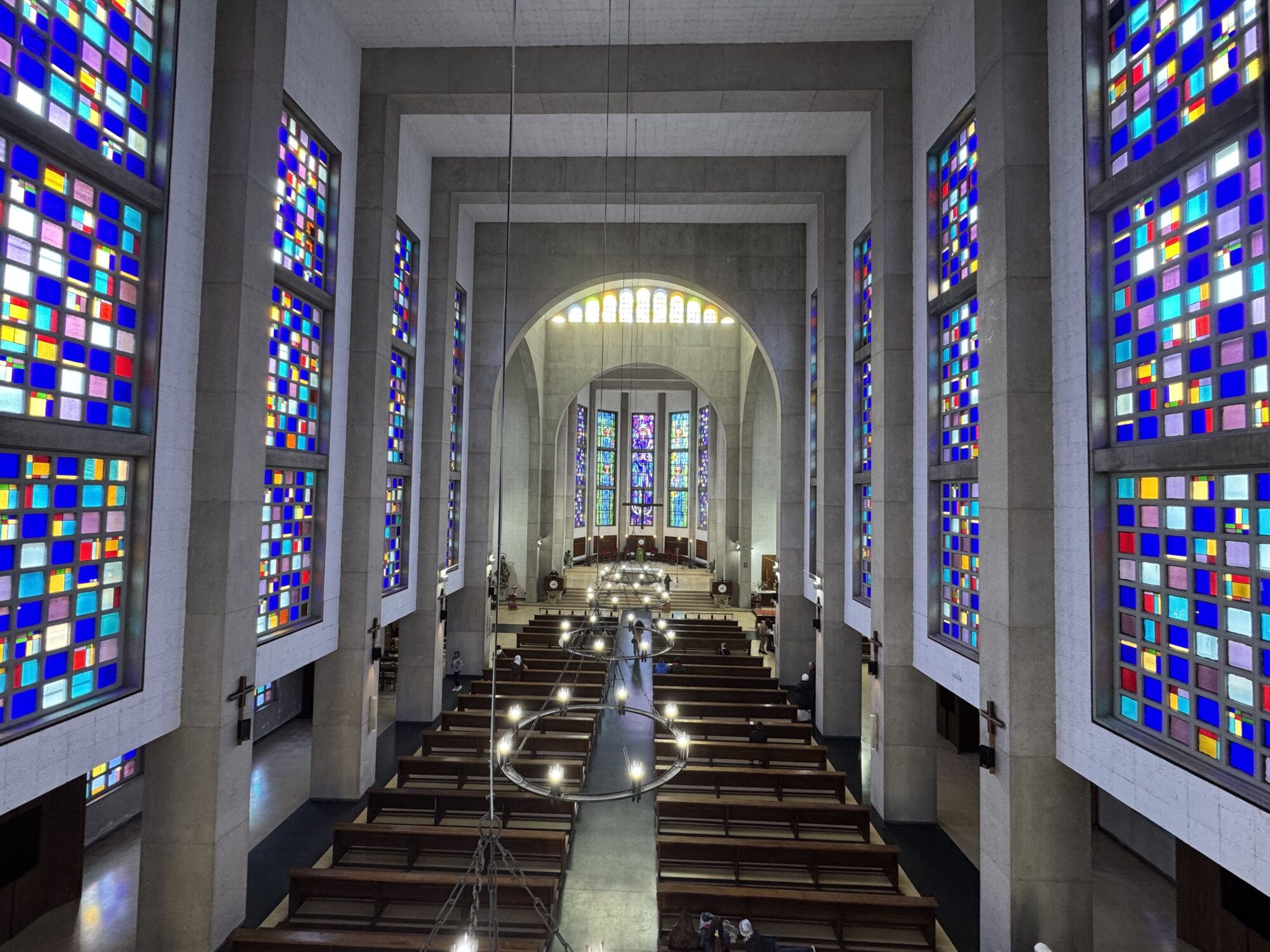 Nave central de la Catedral de la Inmaculada Concepción y del Espíritu Santo, con sus vidrieras